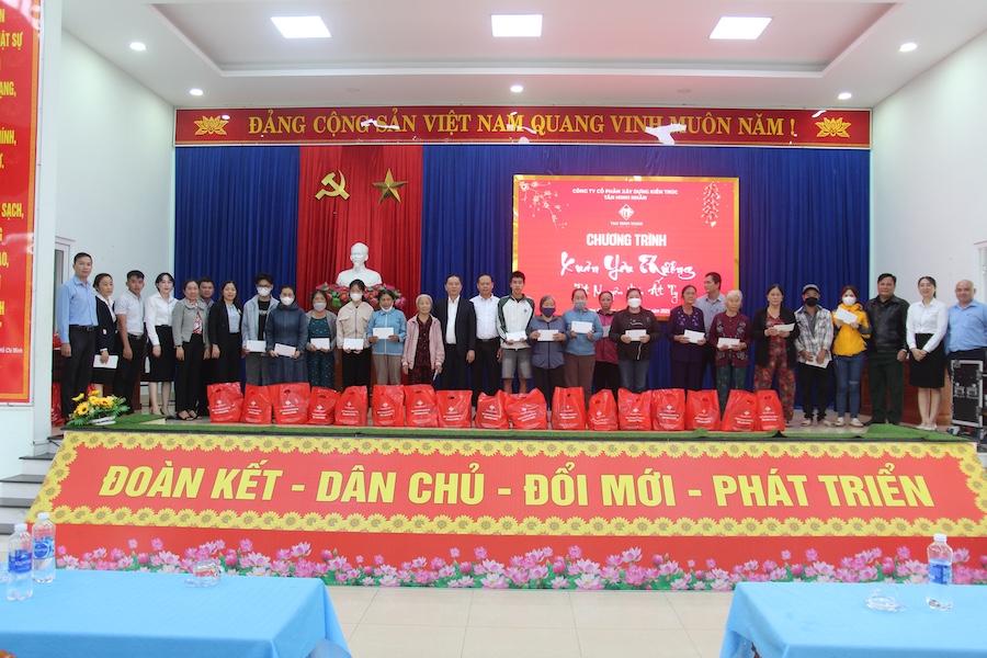 Tân Minh Nhân trao tặng 320 phần quà tết cho các hộ gia đình và đồng bào khó khăn